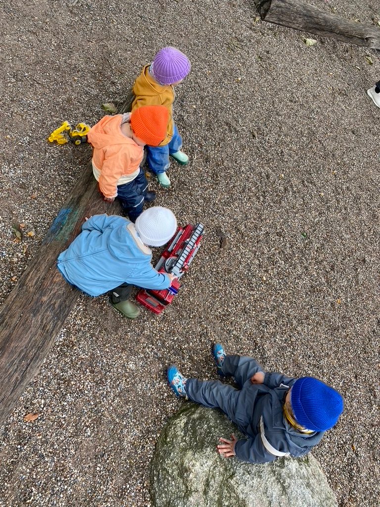 Kinder spielen draußen auf einem Felsen